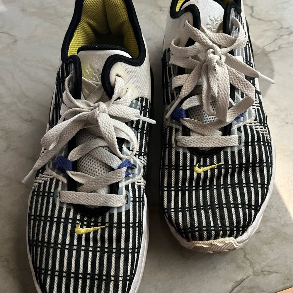 Nike Lebron Witness VI basketball shoes Size 7. Like New